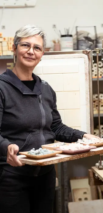 Loli Puértolas ultimando su última colección en su taller