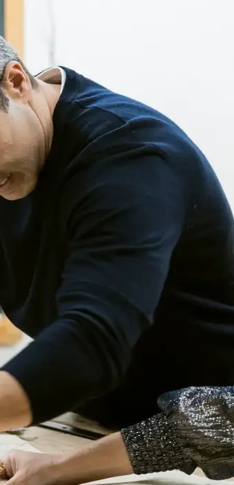 Belén y Reza trabajando en su estudio de peletería en Zaragoza