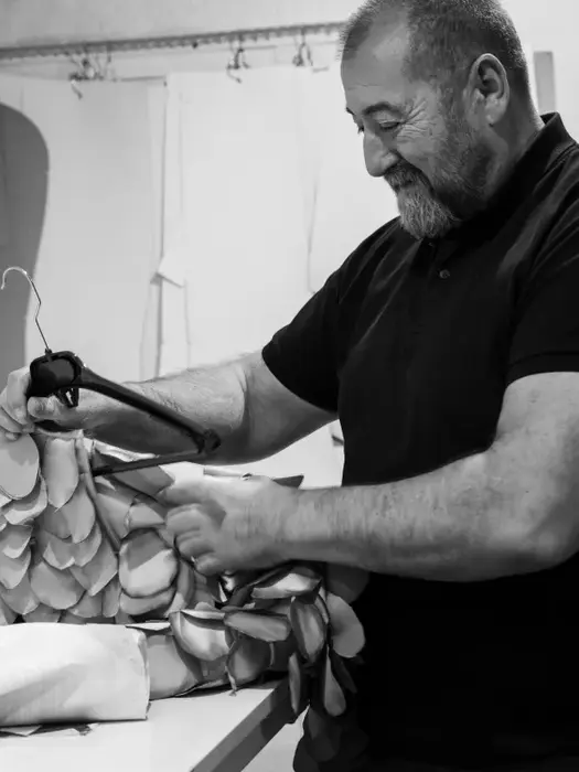 Antonio Berduque en su taller, embajador de Aragón a Mano