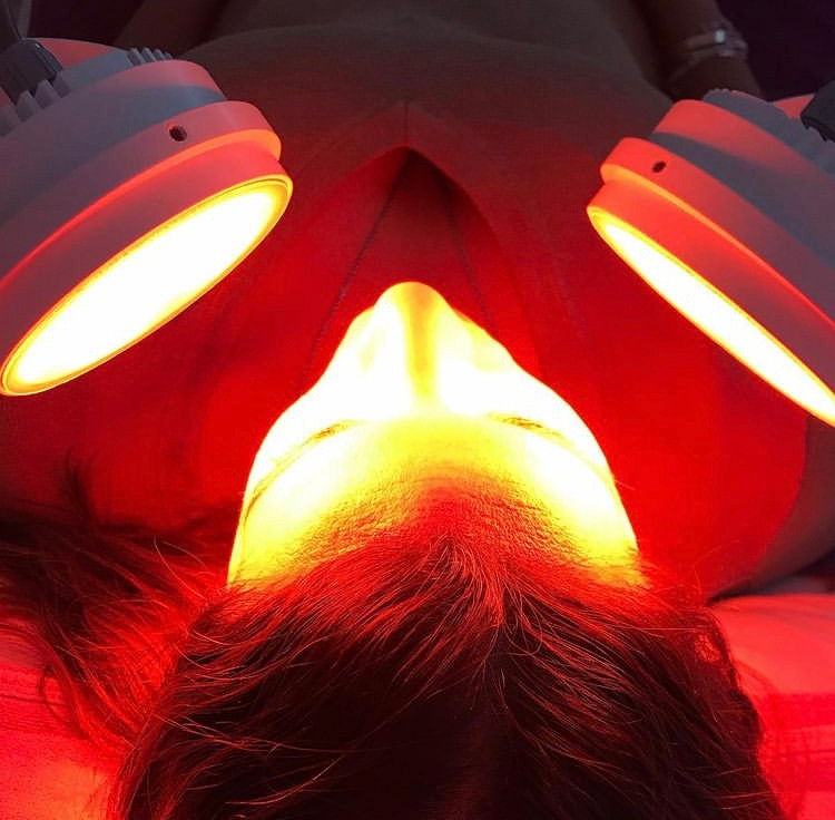 On commence le soin avec du bleu pour apporter de l’humidité et on finit le soin avec la couleur complémentaire orange pour apporter du froid. Cette technique indolore n’a aucun effet secondaire et est 100% naturelle. La luminothérapie s’avère particulièrement efficace pour traiter tous les problèmes de peau tels que le psoriasis, l’eczéma, les vergetures, les rides, les taches de vieillesse etc. De nombreuses études l’ont prouvé scientifiquement. Les premiers résultats sont visibles rapidement. Le nombre de séances nécessaires varie en fonction de chaque individu.