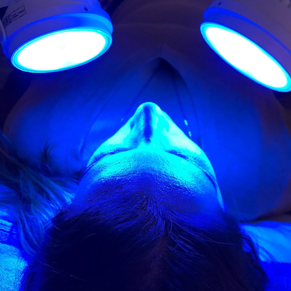 Lorsque les bactéries et les cellules mortes de la peau retiennent l'excès de sébum dans les pores, votre peau devient enflammée et irritée. La lumière bleue est anti bactérienne et antiseptique, elle attaque et détruit à la racine les germes responsables des éruptions cutanées, sans occasionner de lésions.