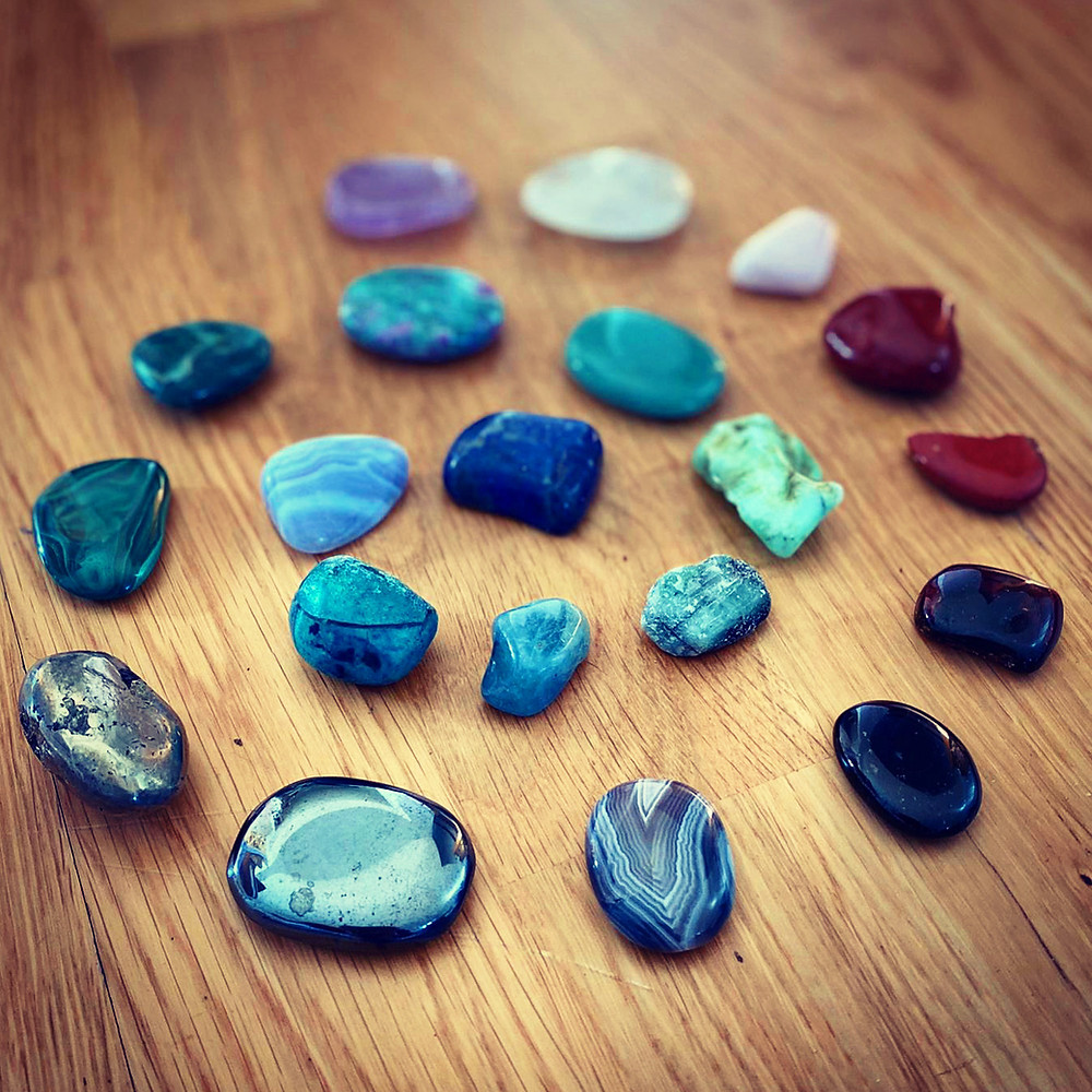 Les pierres et les minéraux émettent des vibrations, au même titre que les couleurs, capables d'agir sur le corps pour améliorer le bien-être à son contact ou à sa proximité. Exactement comme les couleurs, chaque pierre a ses spécificités. Certaines peuvent calmer, apaiser, alors que d’autres peuvent, stimuler, tonifier ou encore équilibrer. Après l’acquisition d’une pierre, il est conseillé de la « purifier » en la passant sous l’eau froide et de la « recharger » en la mettant au soleil, à la pleine lune ou sur un amas de quartz.