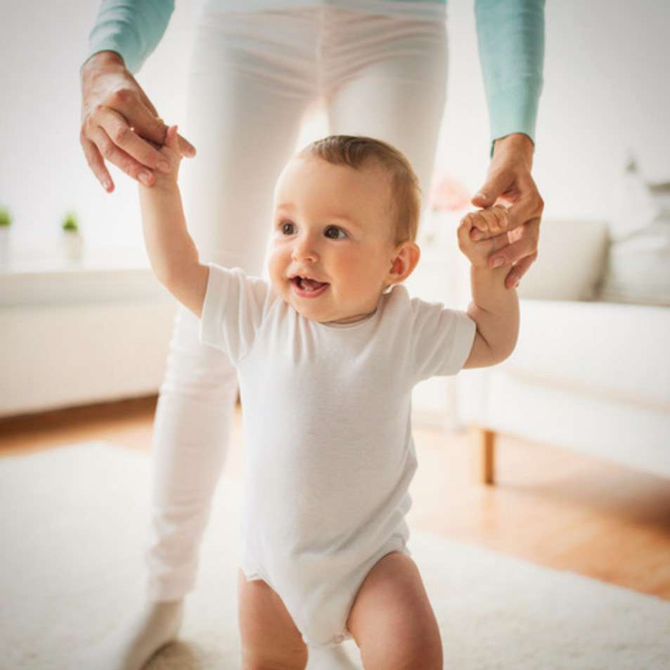 Quand un bébé se met debout et essaie de marcher. Il tombe une fois, quatre fois, dix fois, cinquante fois, et pourtant personne ne pense: il n’y arrivera jamais. Pourquoi n’a-t-on pas cette même attitude envers nos rêves ? Persévérance, secret de tous les triomphes, disait Victor Hugo. La luminothérapie permet de s’ancrer dans le présent et redonne confiance en soi pour se lancer dans tous les projets qui nous rendent heureux/se et vivant/e.