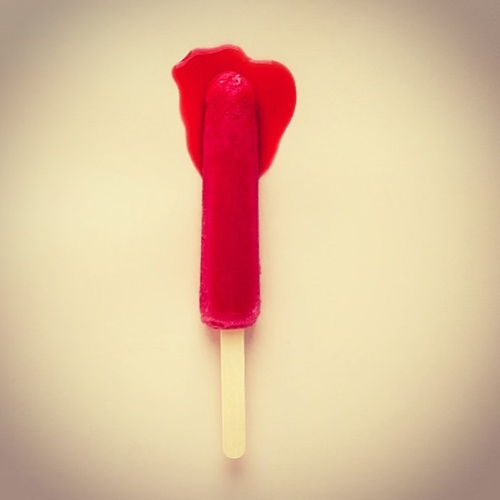 Lors du cycle menstruel, la muqueuse utérine, appelée l'endomètre, s'épaissit et devient très vascularisée afin de se préparer à l'accueil d'un embryon. En l'absence de fécondation, une partie de l'endomètre se désagrège, ce qui constitue les règles. Le muscle utérin se contracte pour expulser le sang des règles et les débris d'endomètre. Le myomètre n’est pas tout seul à faire le travail; les prostaglandines, qui sont des molécules pro-inflammatoire sécrétées dans le sang, agissent comme des hormones, et stimulent la contraction de l'utérus.