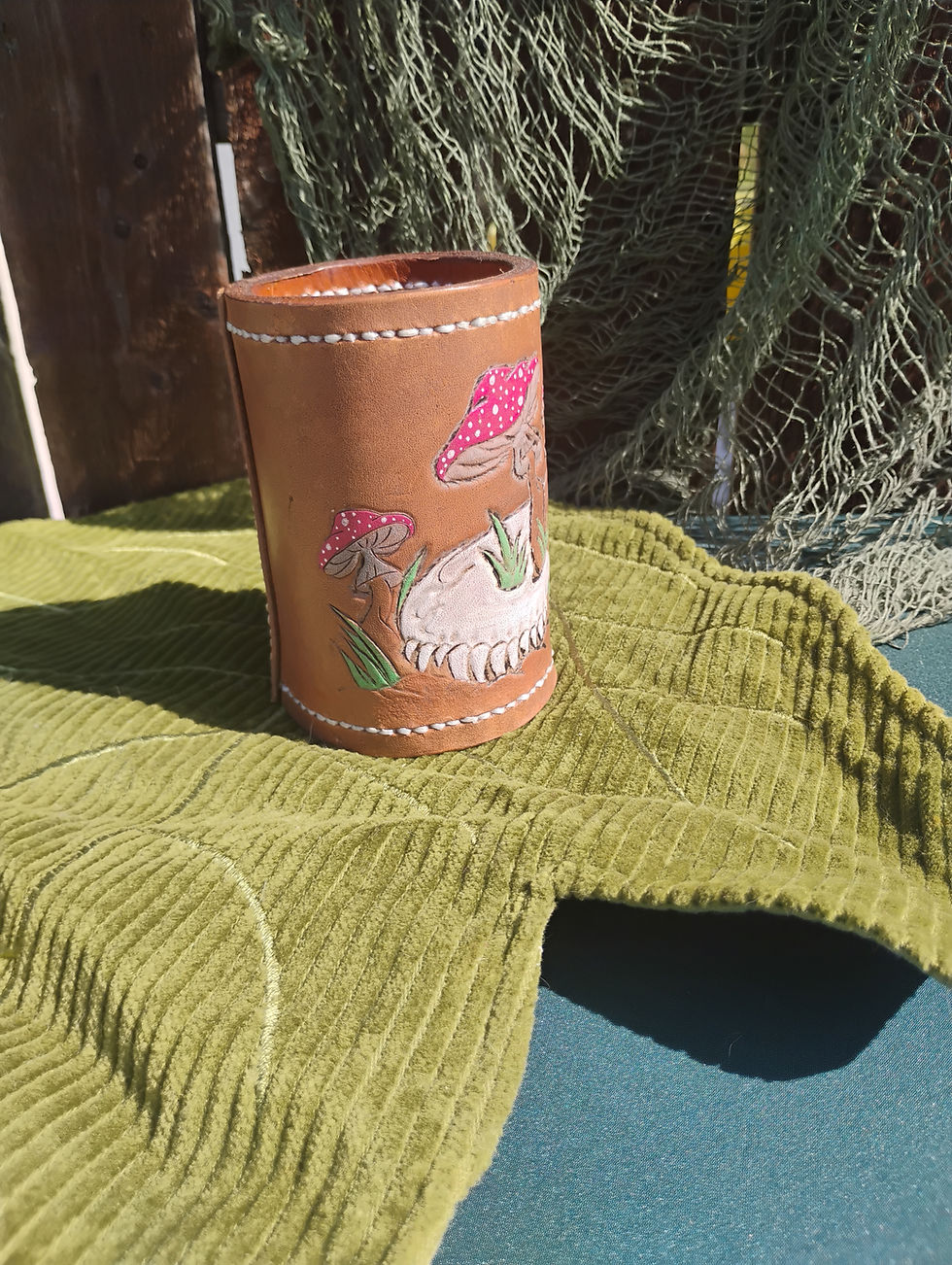 Thumbnail: Skull and Mushroom side view