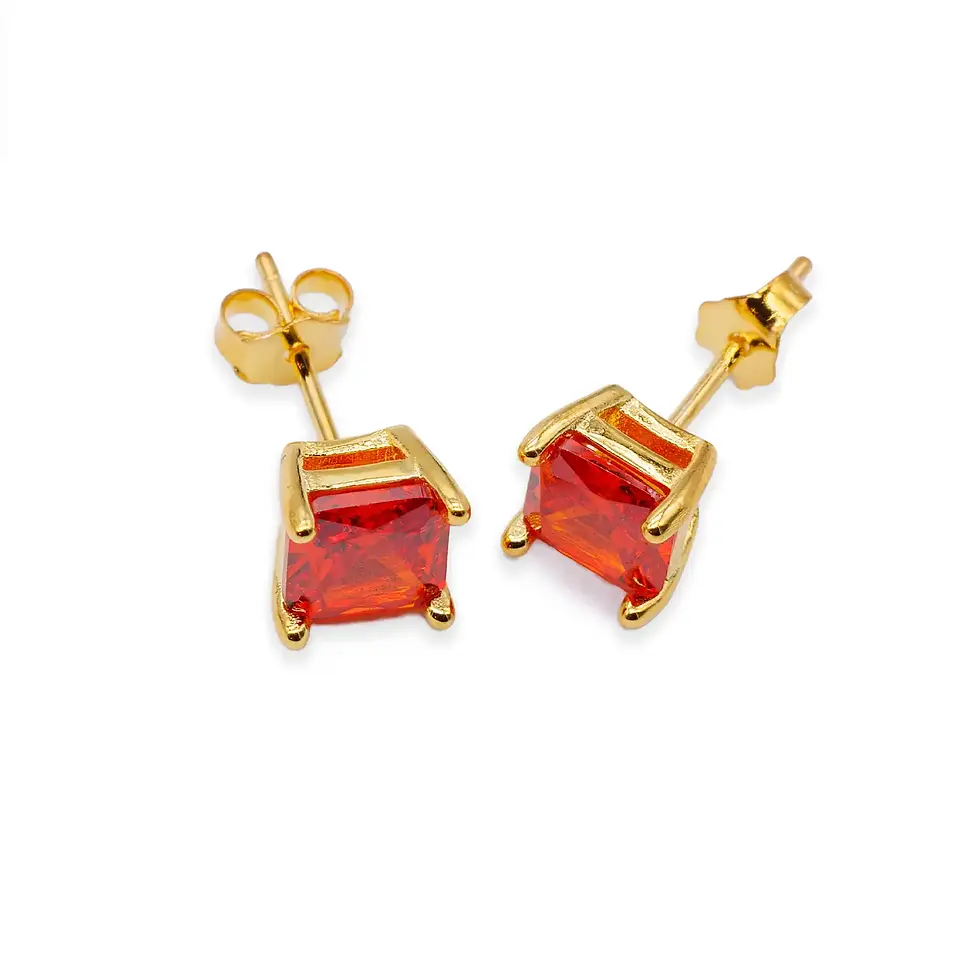 Goldfarbene Ohrstecker mit rotem Zirkonia, quadratische Form im Prinzessinnen-Look, Frontansicht. Avirelle.