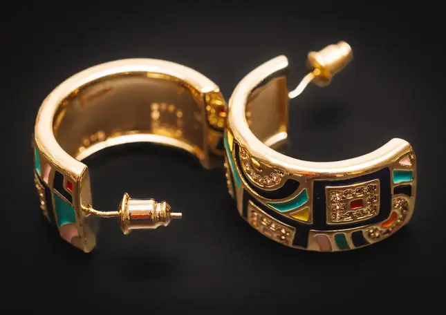 Goldfarbene Creolen mit Steckverschluss und farbiger Emaille, aufgeklappt dargestellt.