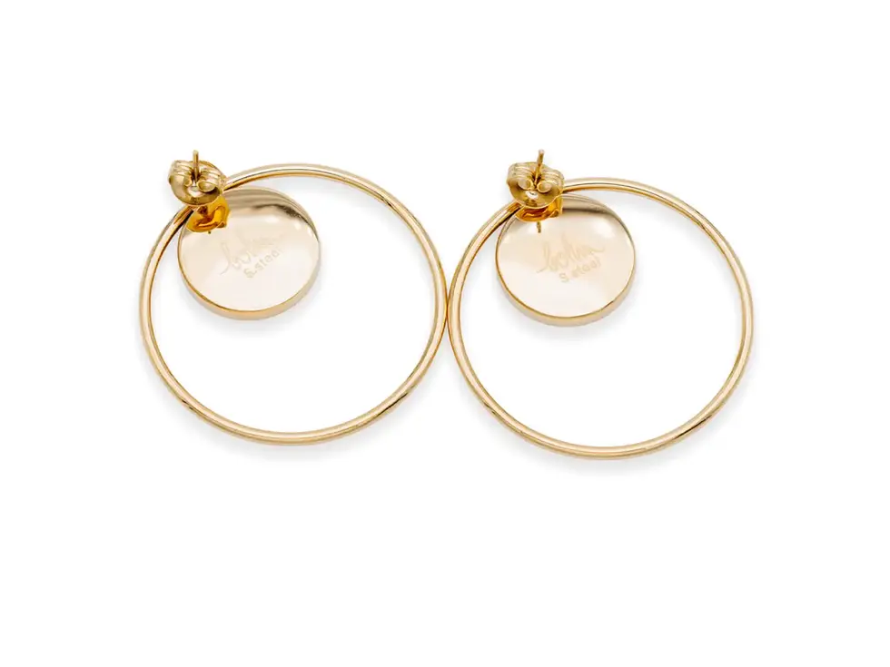 Goldfarbene Ohrringe mit runden Natursteinen und klarer Kreisform aus der Avirelle Modeschmuck-Kollektion.