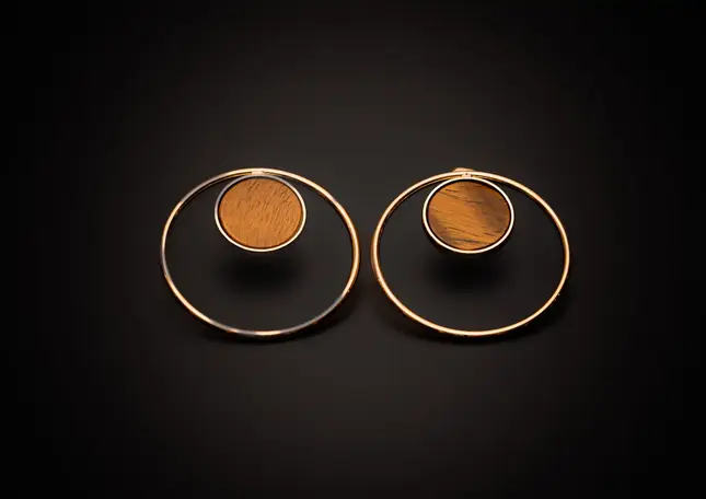 Ohrringe goldfarben mit Naturstein – flach fotografiert, beide Kreise mit Naturstein sichtbar.