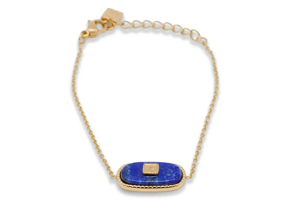 Goldfarbenes Armband mit blauem Naturstein auf weissem Hintergrund, eleganter Modeschmuck für Damen.