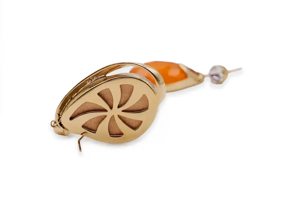 Statement-Ohrringe orange in Goldoptik – Detail der Rückseite mit Edelstahlbasis von Avirelle.