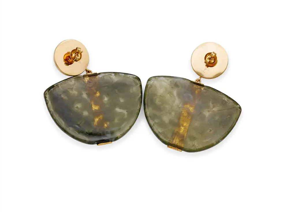 Rückansicht der goldfarbenen Statement-Ohrringe mit grün marmorierter Acetatfläche aus der Avirelle Kollektion.