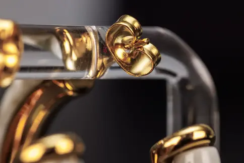 Detail vom Steckverschluss der Creolen goldfarben mit Acetat – stabil und filigran.