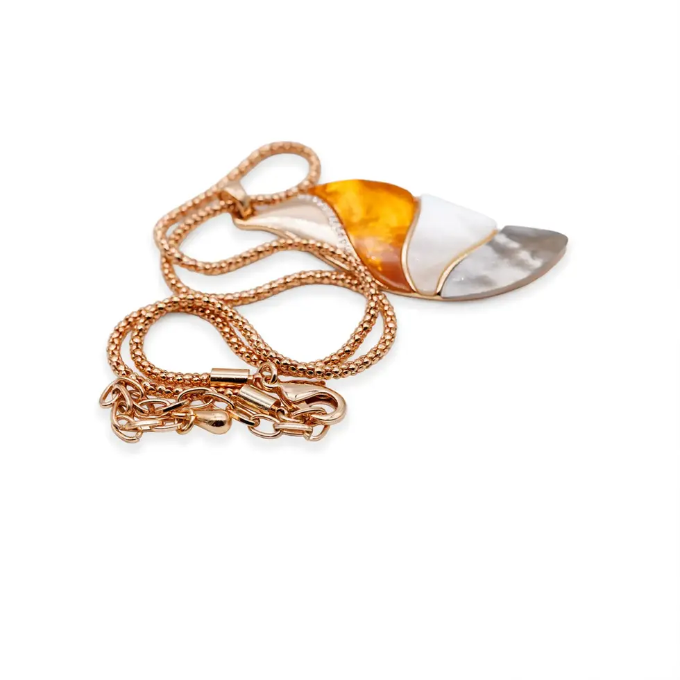 Collier rotvergoldet mit Perlmutt-Anhänger; Kette und Verlängerung mit Verschluss im Vordergrund, Avirelle