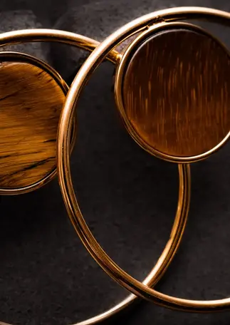 Ohrringe goldfarben mit Naturstein – beide Ohrringe im goldenen Kreisdesign mit sichtbarer Maserung des Steins.