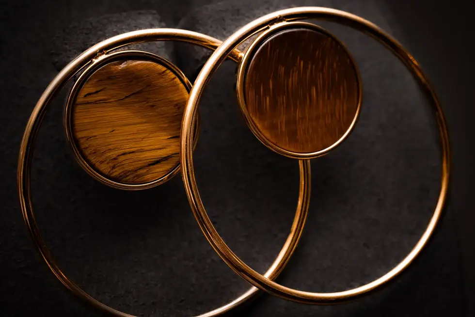 Ohrringe goldfarben mit Naturstein – beide Ohrringe im goldenen Kreisdesign mit sichtbarer Maserung des Steins.