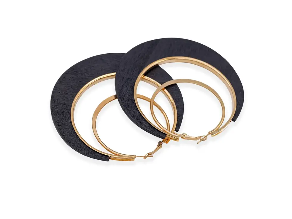 Grosse Creolen aus schwarzem Holz mit goldfarbenem Edelstahlring, runde Form und sanfter Kontrast, Avirelle.