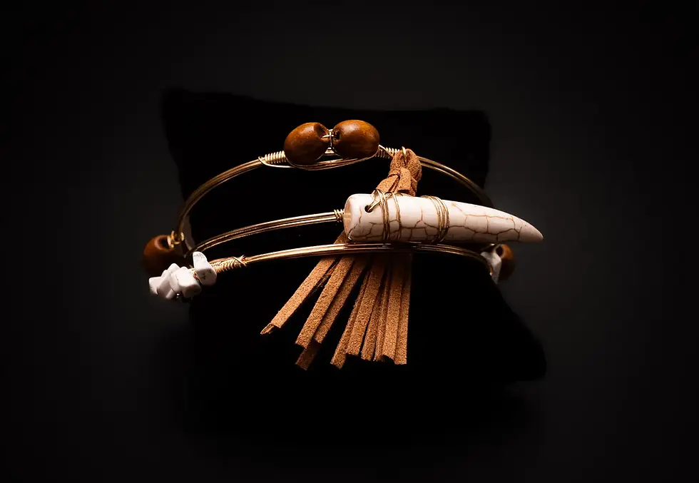 Emotionaler Schmuck als Teil der Morgenroutine – Armband mit Naturmaterialien und Symbolkraft.