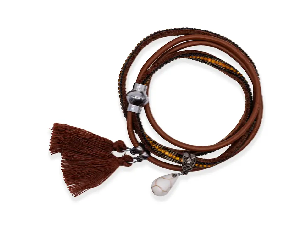 Lederarmband braun doppelt gewickelt mit Magnetverschluss, Quasten und Tropfenstein auf weissem Hintergrund.