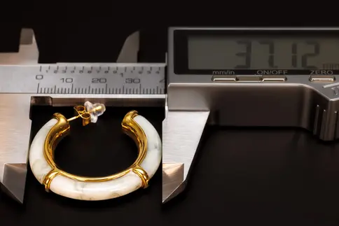 Creolen goldfarben mit Acetat im Messschieber – Durchmesser 37 mm.