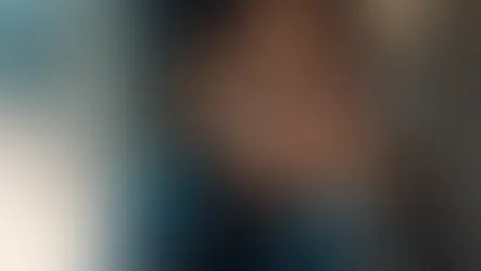 Frau in lässiger Jeansjacke kombiniert glamourösen, goldfarbenen Zirkonia-Schmuck souverän für den Alltag.