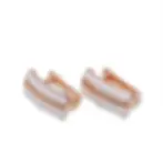 Mini-Creolen roségoldfarben mit weissen Flächen und Steinreihe auf weissem Hintergrund.