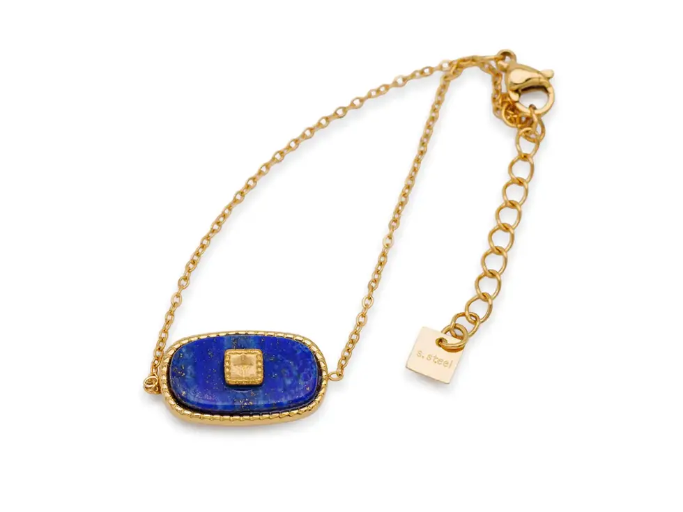 Armband goldfarben mit blauem Naturstein und feiner Gliederkette auf weissem Hintergrund.