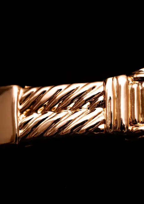 Armreif goldfarben mit schwarzem Stein – Nahaufnahme der strukturierten Armspange.