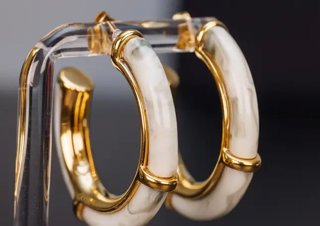 Creolen goldfarben aus Acetat in Seitenansicht – strukturierter Look mit elegantem Glanz.