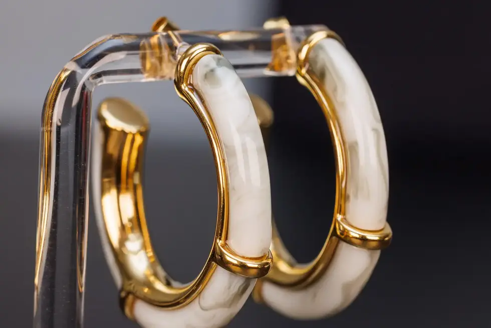 Creolen goldfarben aus Acetat in Seitenansicht – strukturierter Look mit elegantem Glanz.