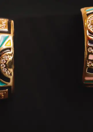 Geometrisch gestaltete Creolen goldfarben mit farbigen Emailleflächen im Set.