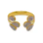 Handgefertigter goldfarbener Armreif mit Kristallbesatz, offenes Design mit strukturierter Oberfläche, Avirelle.