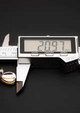 Ohrringe Bernstein – Grössendarstellung mit digitaler Schieblehre zeigt Länge von ca. 21 mm.