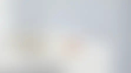 Rote Ohrstecker in goldfarbener Optik auf Umschlag und Karte, daneben ein Band auf hellem Stein, Avirelle.