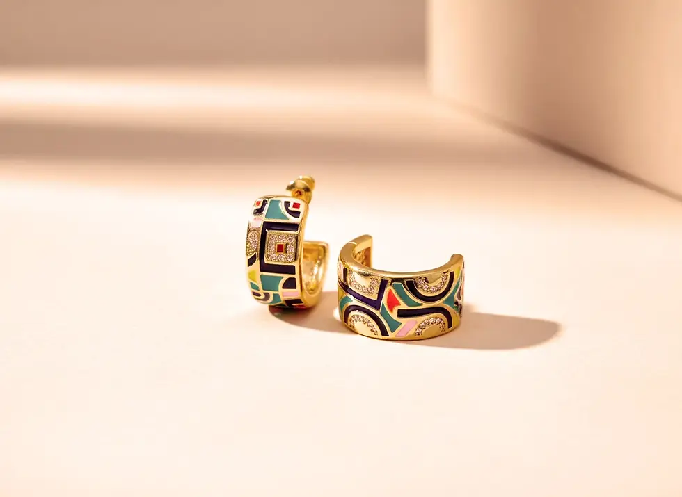 Bunt emaillierte goldfarbene Ohrringe mit Struktur und Zirkonia – ruhige Eleganz von Avirelle Schweiz.