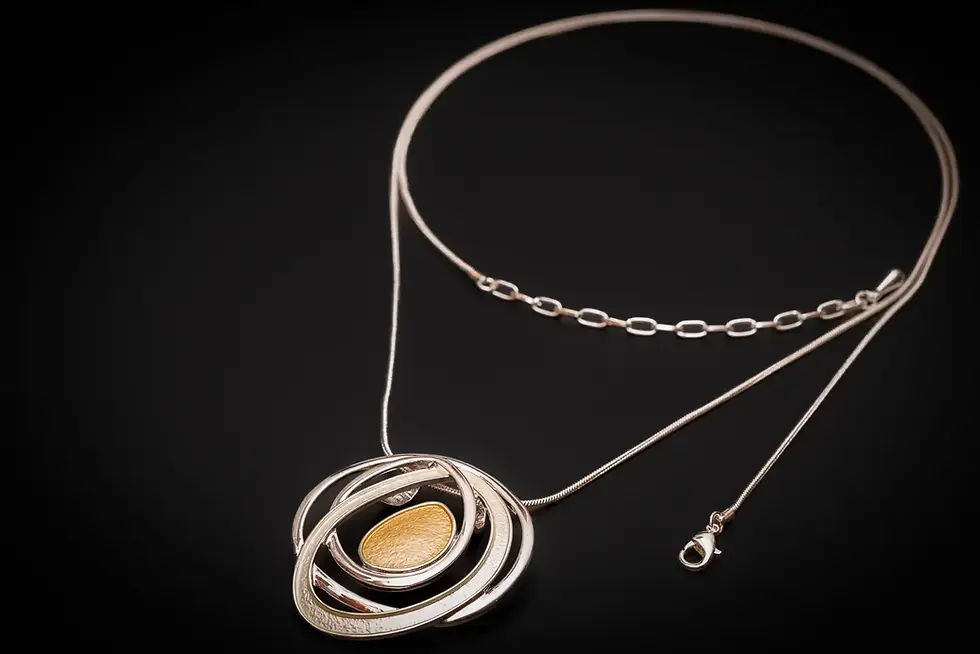 Halskette Damen mit silberfarbenem Kreis-Anhänger und goldfarbenem Zentrum – Vorderansicht mit Schlangenkette.