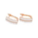 Mini-Creolen roségoldfarben mit weissen Flächen und feiner Steinreihe, elegant und dezent. Avirelle.