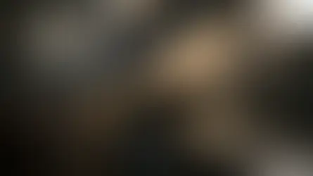 Zwei goldfarbene Ketten auf Konsole neben Clutch und Seidentuch im Abendlicht – Layering ohne Chaos, Avirelle.