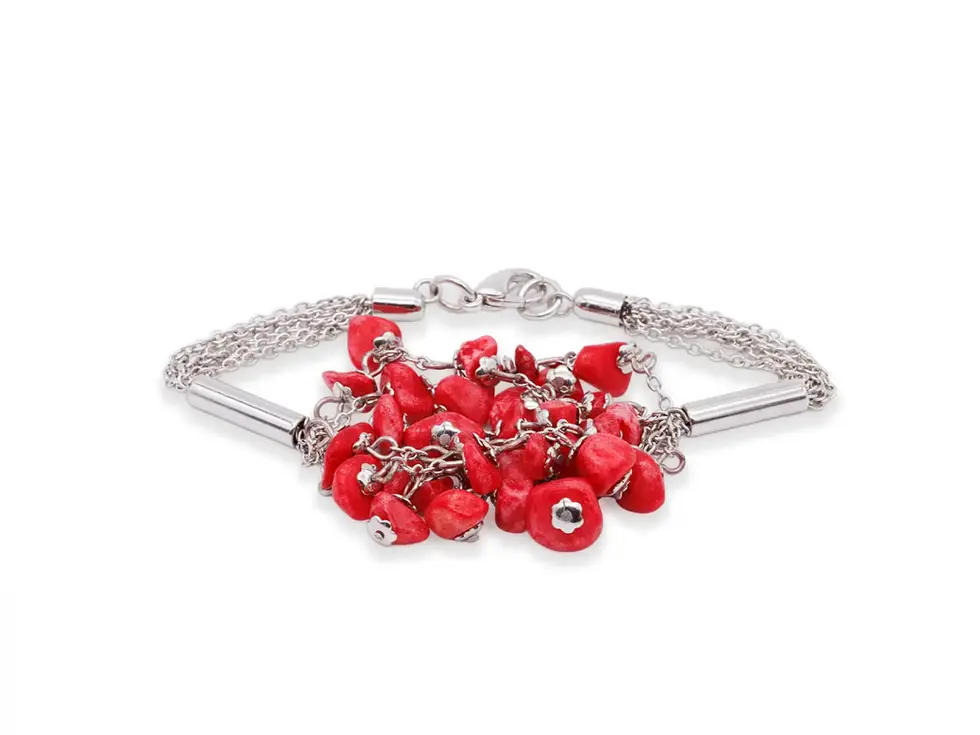 Armband mit roten Steinen und silberfarbenen Ketten auf weissem Hintergrund, ausdrucksstarker Modeschmuck für Damen.