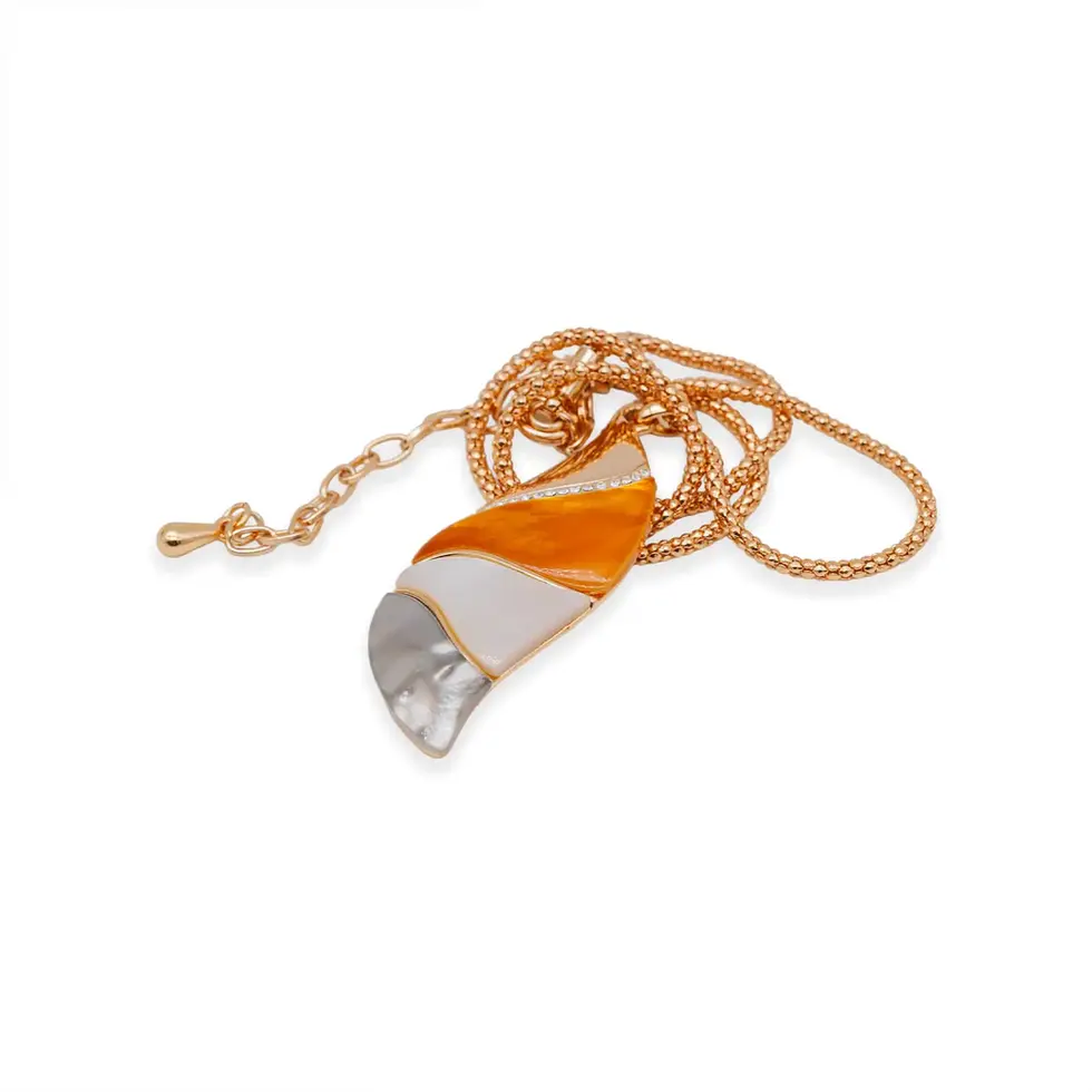Collier rotvergoldet mit Perlmutt-Anhänger in Weiss-Grau und Orange, Gesamtansicht auf Weiss, Avirelle.