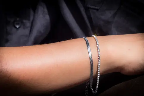 Silberfarbenes Armband mit klarer Linienführung und feinem Zirkonia-Schimmer am Handgelenk – ein ruhiger, moderner Begleiter.