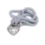 Halskette mit silberfarbenem Herzanhänger und grauem Textilband, schlicht und weich in der Optik, Avirelle.