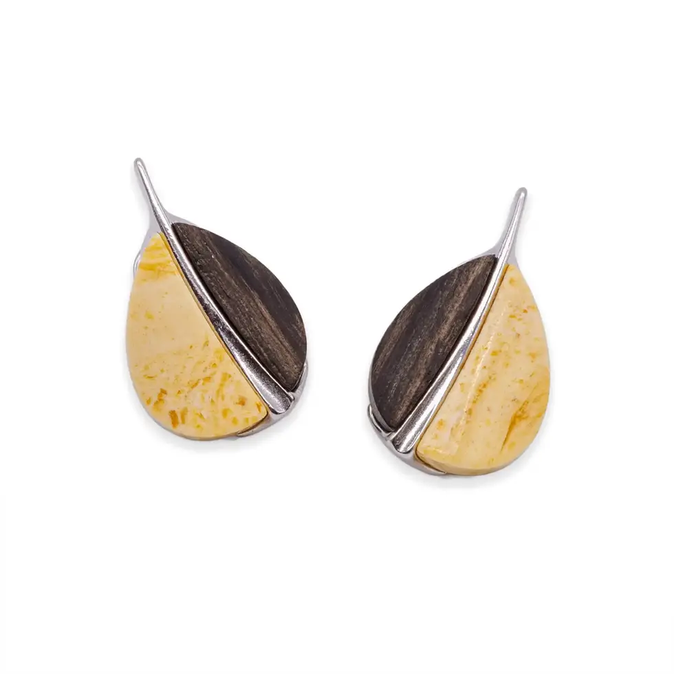 Ohrringe aus Bernstein und dunklem Holz in Tropfenform auf weissem Hintergrund, eleganter Natur- und Modeschmuck für Damen.