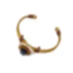 Goldfarbener Armreif mit dunklem Stein und feinen Drahtdetails aus der Avirelle Modeschmuck-Kollektion.