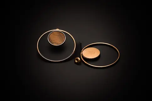 Ohrringe goldfarben mit Naturstein – ein Ohrring geöffnet, Rückseite und Steckverschluss sichtbar.