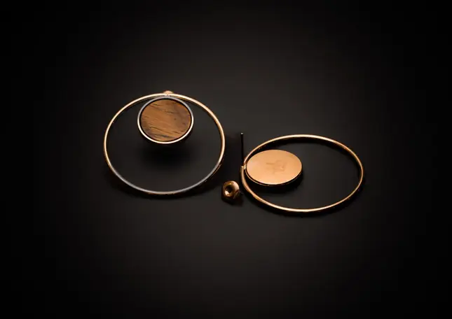 Ohrringe goldfarben mit Naturstein – ein Ohrring geöffnet, Rückseite und Steckverschluss sichtbar.