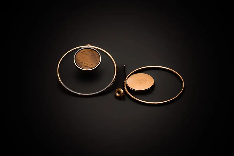 Ohrringe goldfarben mit Naturstein – ein Ohrring geöffnet, Rückseite und Steckverschluss sichtbar.