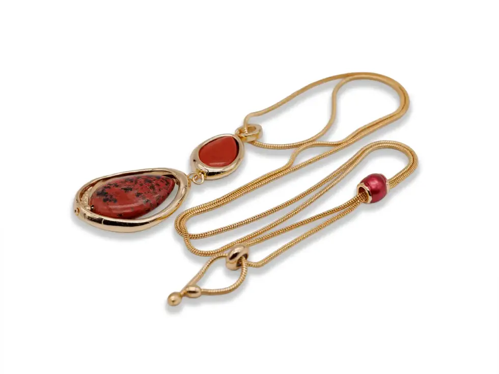 Goldfarbene Halskette mit rotem Anhänger in Tropfenform, längenverstellbare Kette, klare Produktansicht auf Weiss, Avirelle.