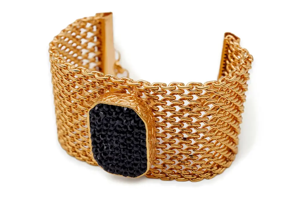 Goldfarbenes Mesh-Armband mit schwarzem Glitzer-Element in seitlicher Perspektive – Avirelle.