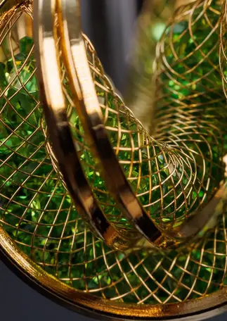 Nahaufnahme des grün-goldenen Gitterdesigns mit Reflexionen.